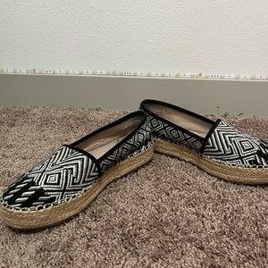 size 7, black and white Gianni Bini platform sandals